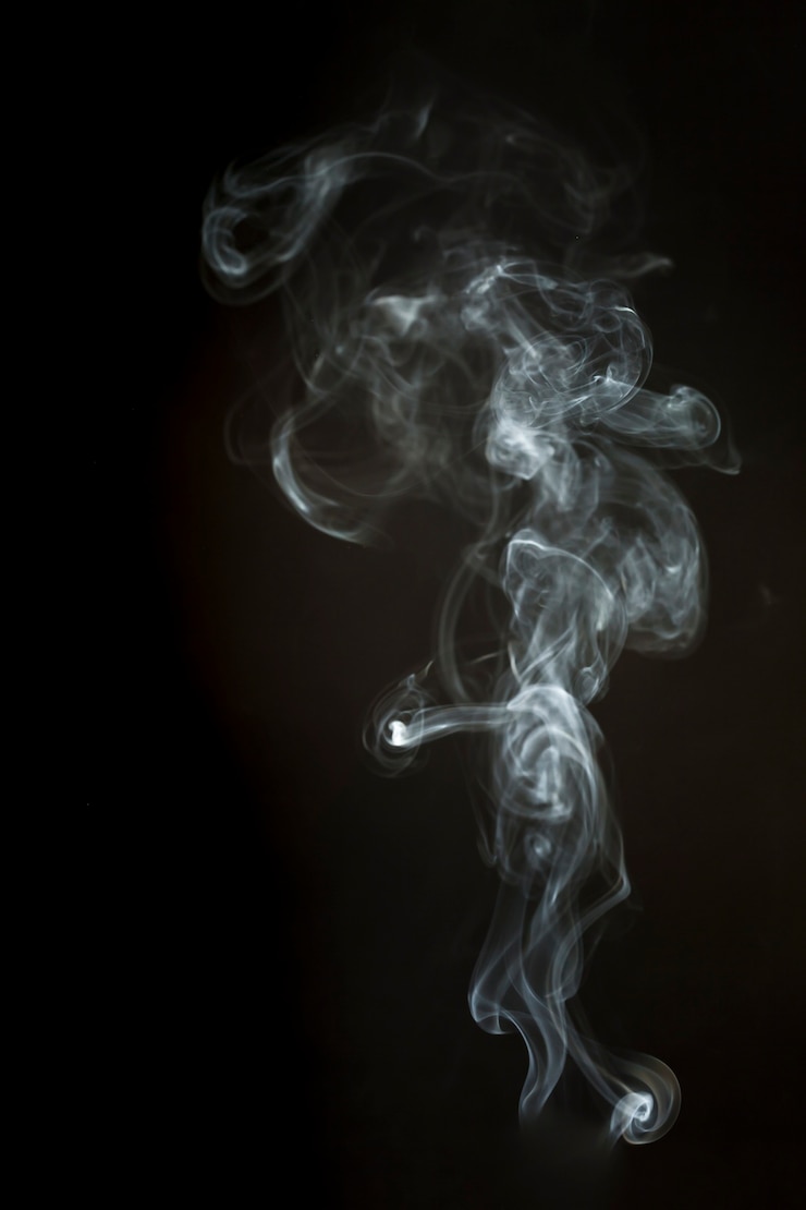 Photo gratuit fond noir avec de la fumée