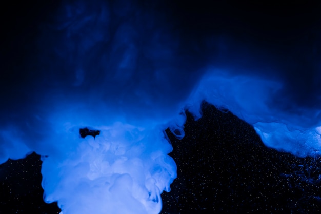 Fond noir avec des nuages bleus