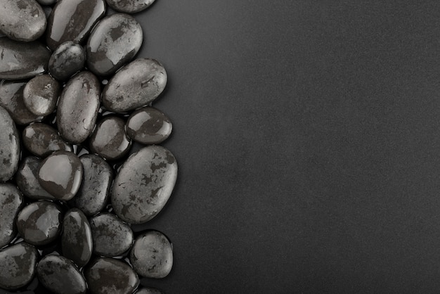 Photo gratuite fond noir avec des rochers et de l'eau