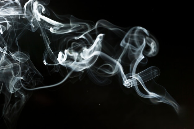 fond noir avec la silhouette de fumée délicate