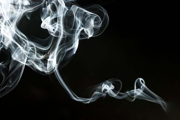 fond noir avec la silhouette de fumée dynamique