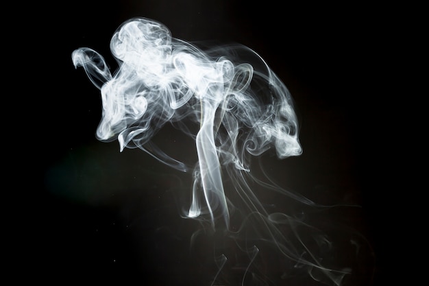Fond noir avec silhouette de fumée