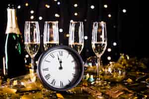 Photo gratuite fond de nouvel an avec des coupes à champagne