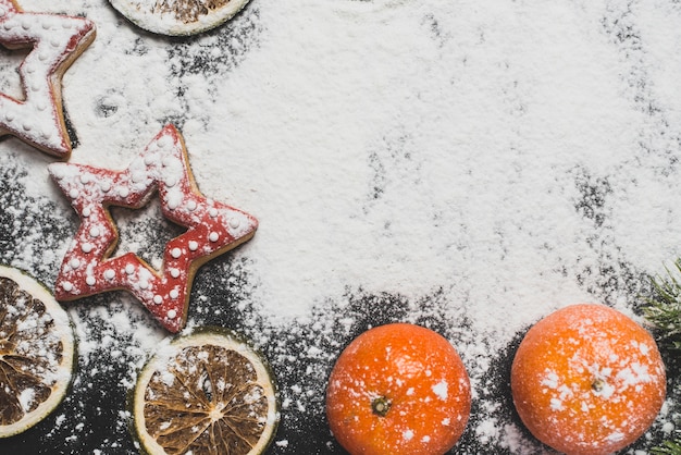 Photo gratuite fond de nouvel an avec de la neige et des oranges