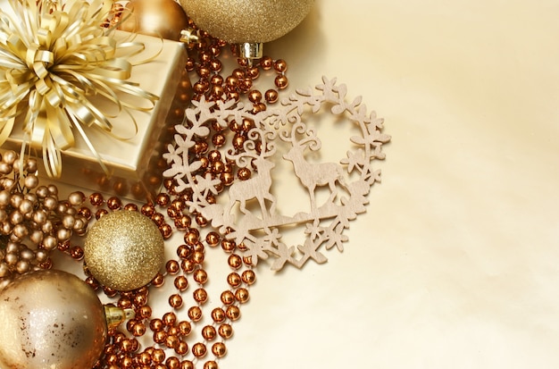 fond d&#39;or de Noël avec cadeaux et décorations