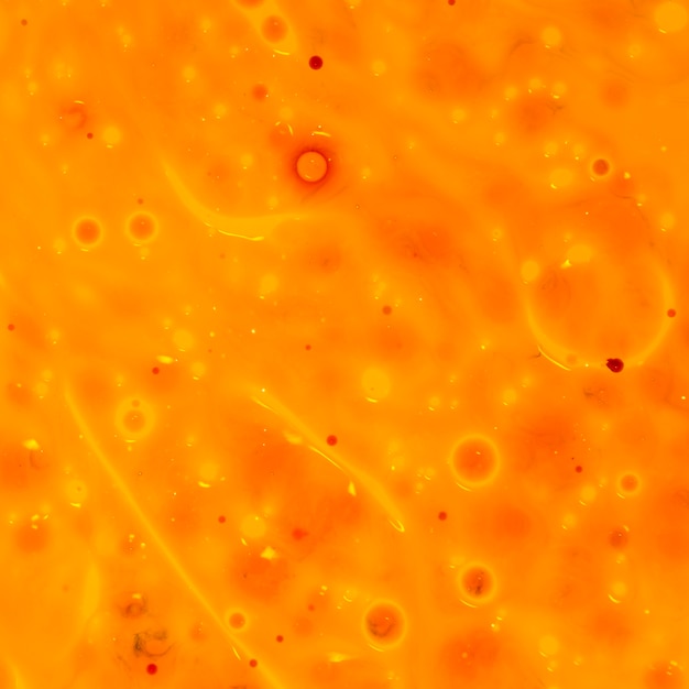 Fond orange avec des bulles dans l&#39;huile