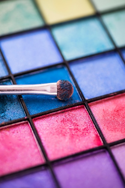 Fond de palette d&#39;ombre à paupières colorée avec pinceau de maquillage