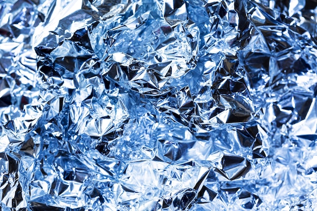 Fond de papier d'aluminium bleu froissé