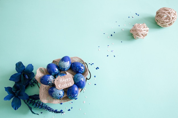 fond de Pâques créatif, avec des œufs bleus tendance.