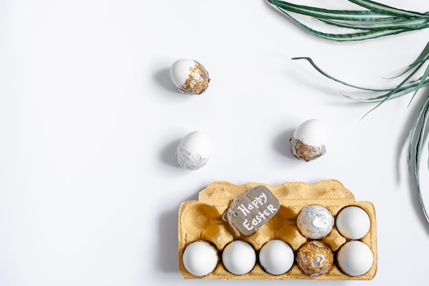 Fond de Pâques avec plateau d'oeufs décoratifs isolé sur plat blanc