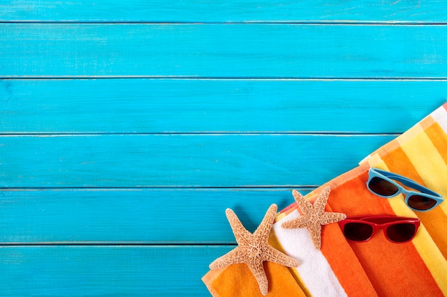 Photo gratuite fond de plage bain de soleil lunettes de soleil copie espace