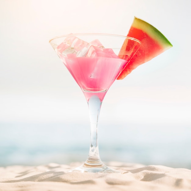 Fond de plage avec cocktail et pastèque