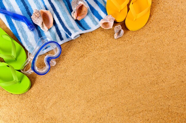 Fond de plage avec masque de plongée et bascules