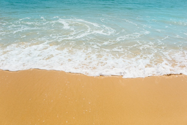 Fond de plage avec des vagues