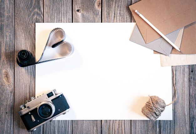 Fond plat avec appareil photo rétro et lettres sur une surface en bois