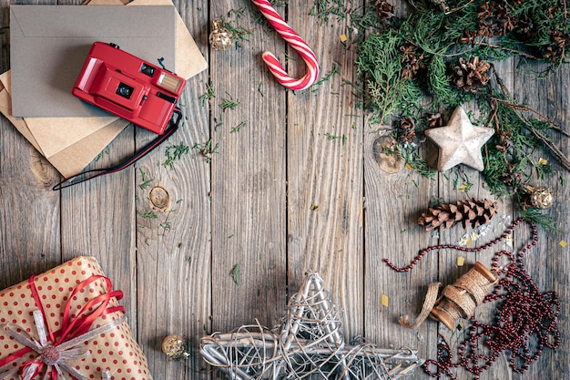 Fond plat de Noël sur l'espace de copie de surface en bois