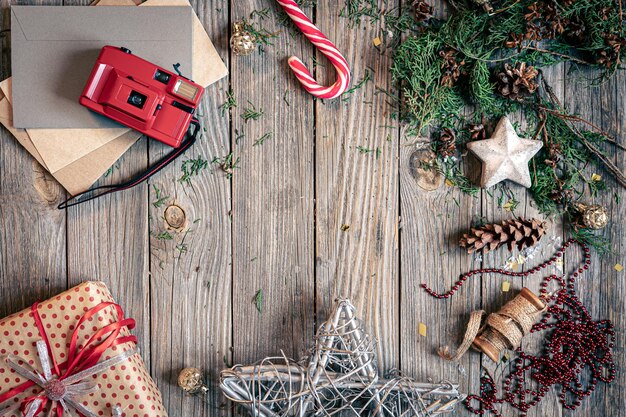 Fond plat de Noël sur l'espace de copie de surface en bois