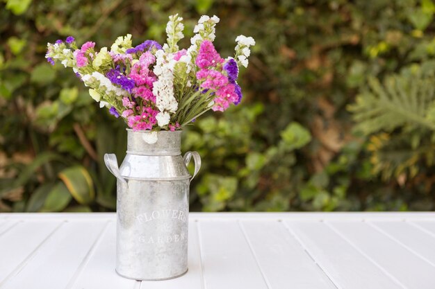 fond de printemps avec vase métallique