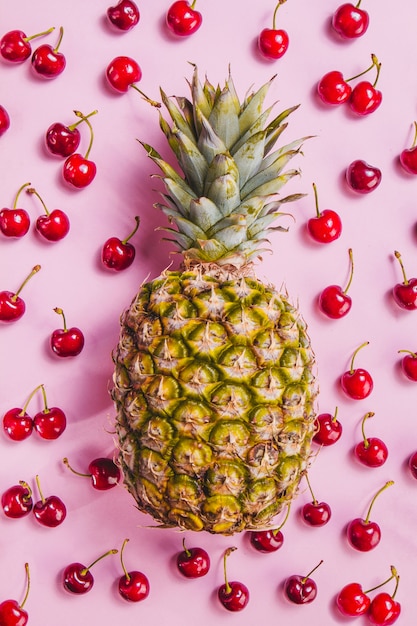 Photo gratuite fond rose aux cerises et à l'ananas