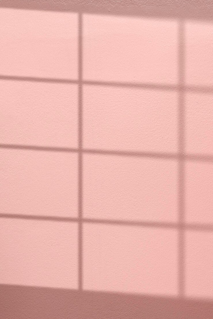 Photo gratuit fond rose avec ombre de fenêtre reflétée sur le mur