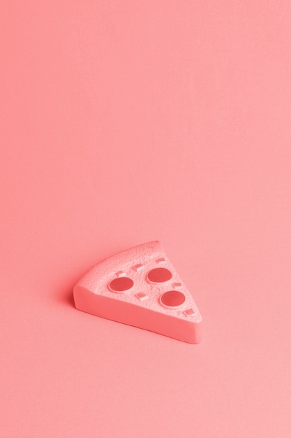 Fond rouge avec morceau de pizza