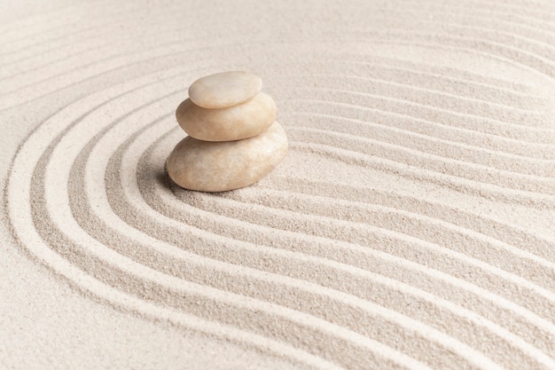 Fond de sable de pierres de marbre zen empilées dans le concept de pleine conscience