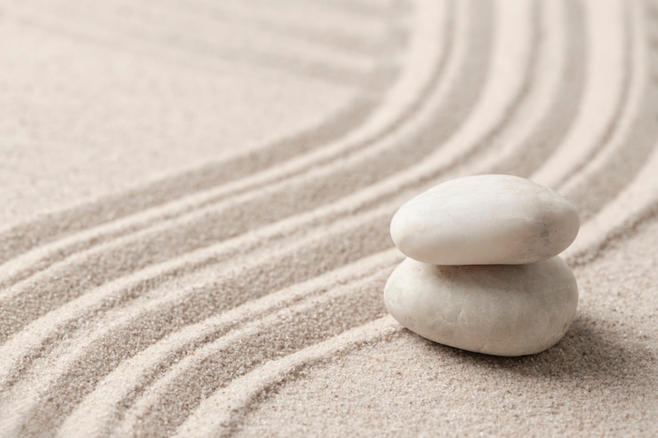 Photo gratuit fond de sable de pierres de marbre zen empilées dans le concept de pleine conscience