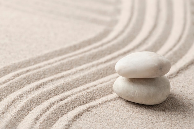 Fond de sable de pierres de marbre zen empilées dans le concept de pleine conscience