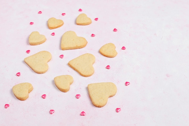 Photo gratuite fond de la saint-valentin, coeurs en forme de coeurs de la saint-valentin, vue de dessus