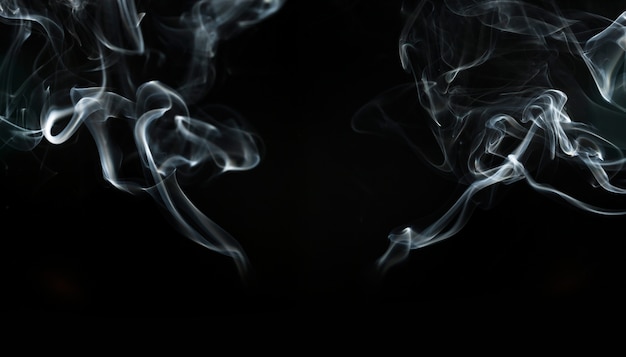 fond sombre avec deux silhouettes de fumée