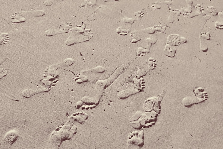 Photo gratuit fond d'une surface sablonneuse avec des empreintes de personnes