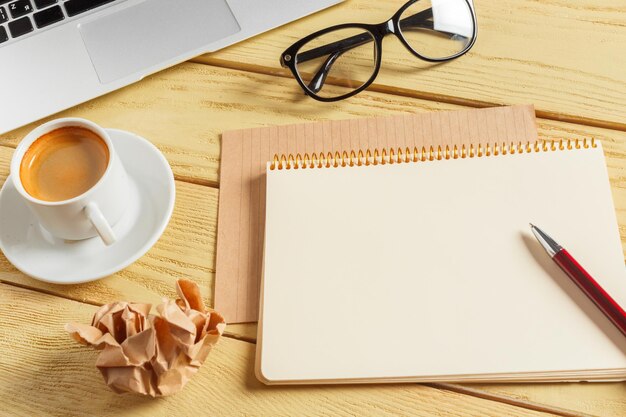 Fond de table de bureau avec tasse à café, crayons et clavier d'ordinateur. Concept de lieu de travail ou d'espace de travail d'entreprise.