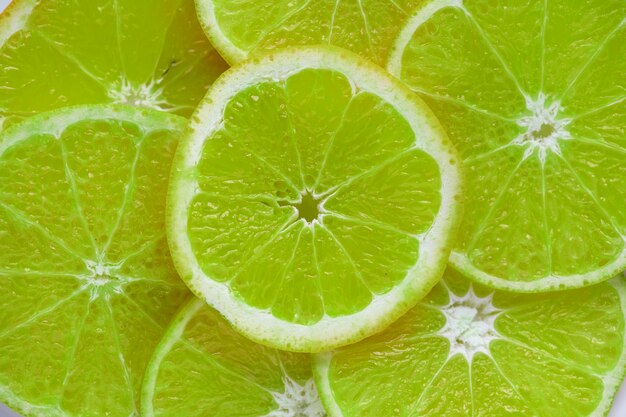 Fond texturé de citron vert en tranches