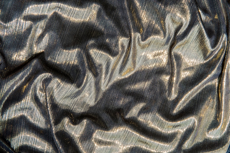 Photo gratuit fond texturé en tissu argent brillant