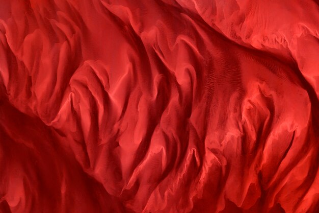 Fond texturé en tissu de soie rouge