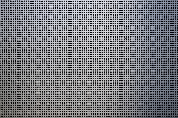 Photo gratuit fond avec treillis métallique et trous ronds