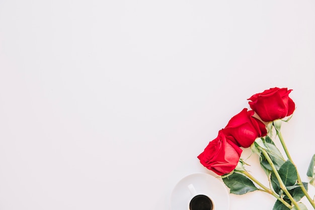 Photo gratuite fond avec trois roses et café