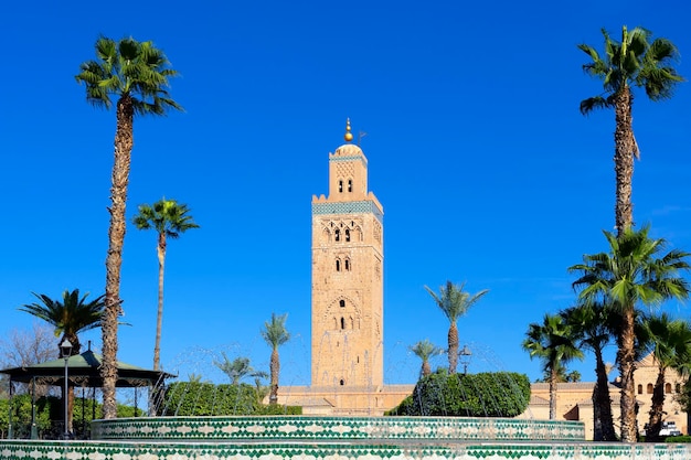 Photo gratuite fontaine devant la mosquée koutoubia à marrakech