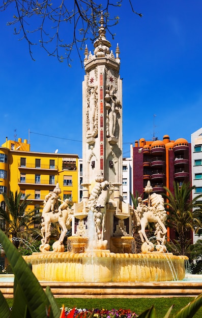 Fontaine à la place Luceros à Alicante, Espagne