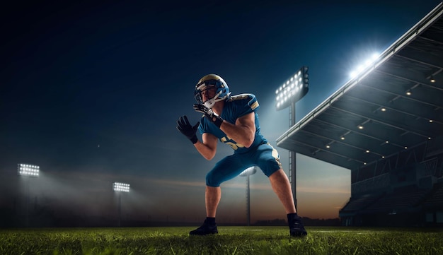 Photo gratuite football américain joueur de football américain dans un stade de sport professionnel