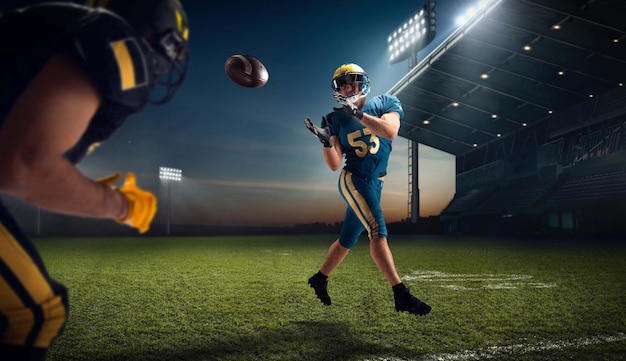 Photo gratuite football américain joueur de football américain dans un stade de sport professionnel