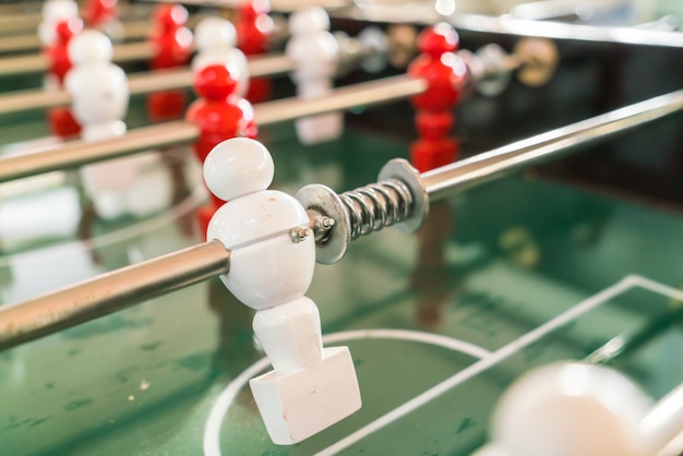 Football jeu de table avec lecteur rouge et blanc.