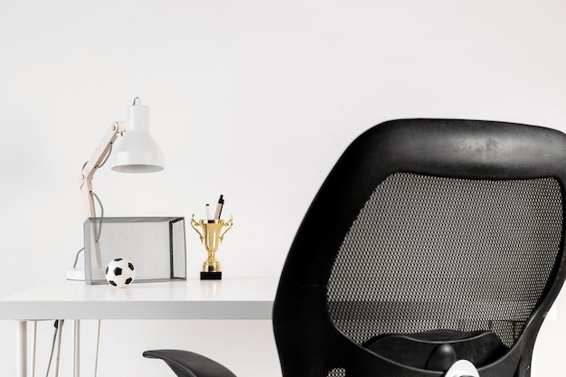 Football nature morte avec bureau