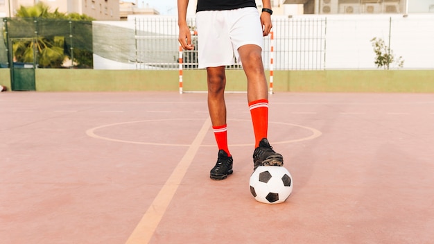 Footballeur Pieds Sur Le Football Au Stade En Journée Ensoleillée