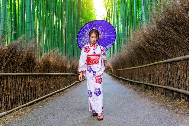 Photo gratuite foret de bambou. femme asiatique portant un kimono traditionnel japonais à la forêt de bambous à kyoto, au japon.