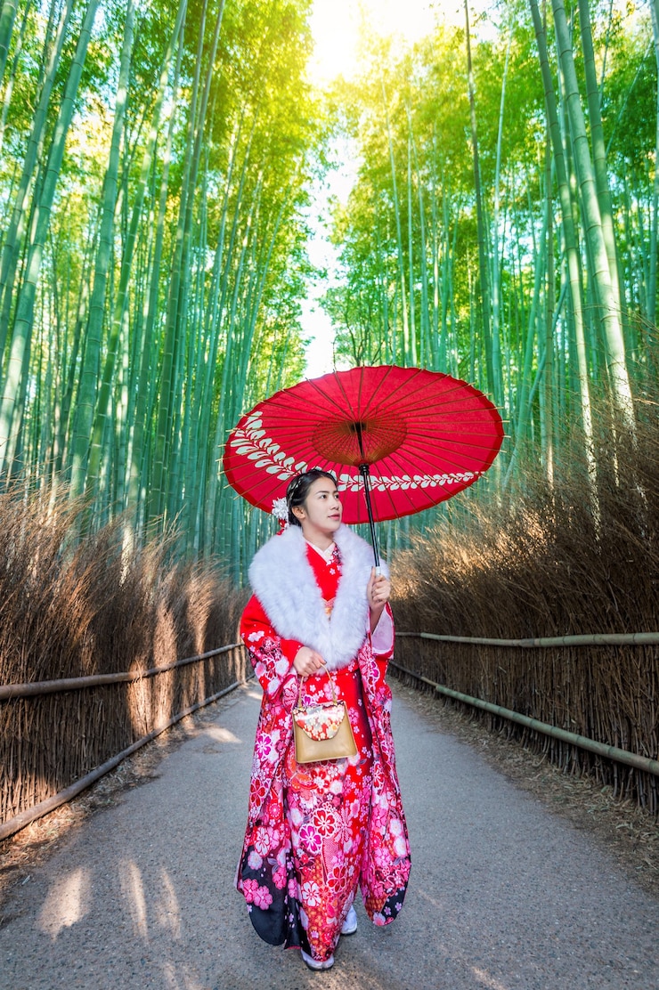 Photo gratuit foret de bambou. femme asiatique portant un kimono traditionnel japonais à la forêt de bambous à kyoto, au japon.