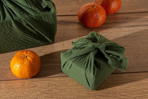 Photo gratuite forfait furoshiki et arrangement d'oranges