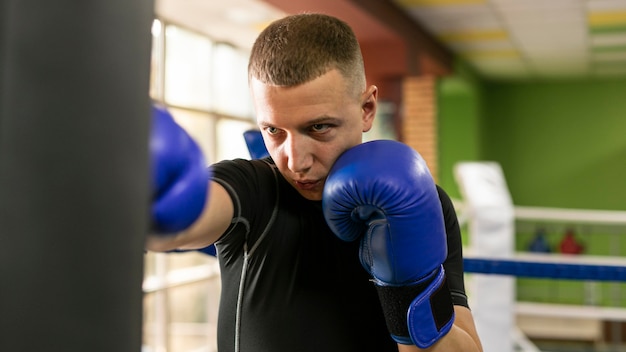 Formation de boxeur masculin avec des gants