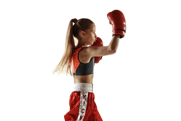 Photo gratuite formation de combattant de kickboxing jeune femme isolée sur fond blanc.