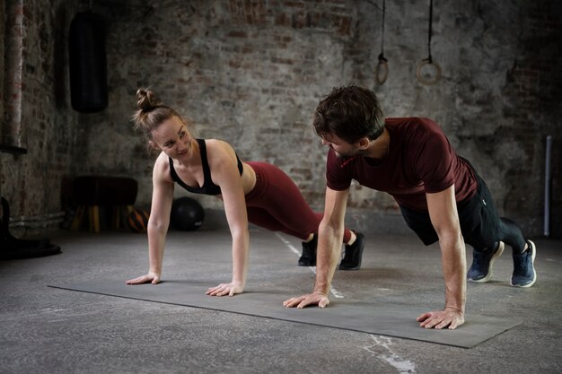 Formation complète de personnes sur un tapis de yoga